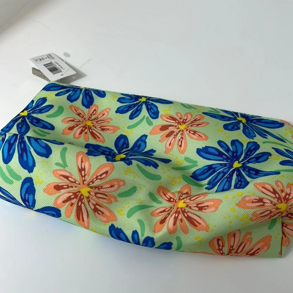 Clinique Green and Blue/Orange Floral Makeup Bag NWT
See measurements in photo